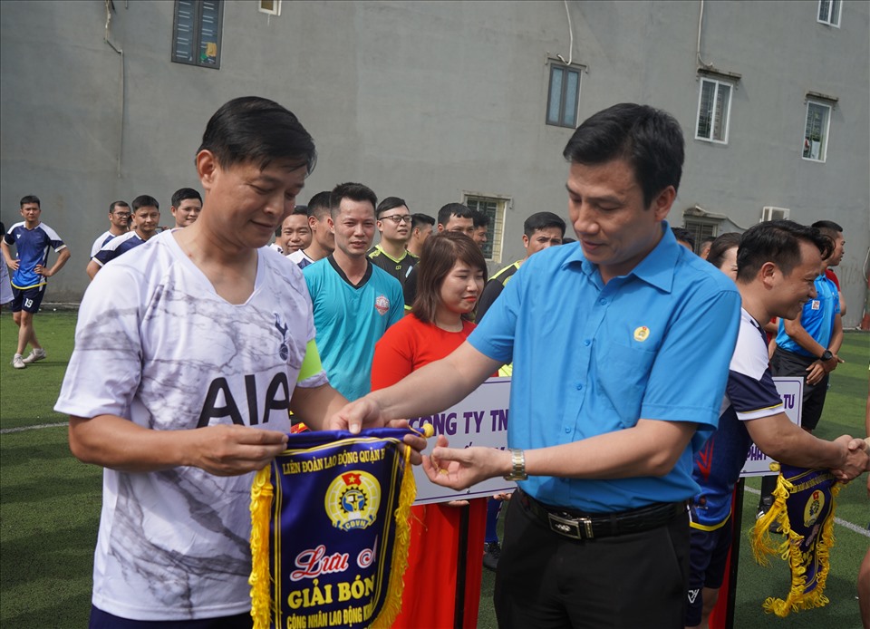 Lãnh đạo LĐLĐ quận Hồng Bàng động viên các đội tham gia giải. Ảnh: Mai Dung