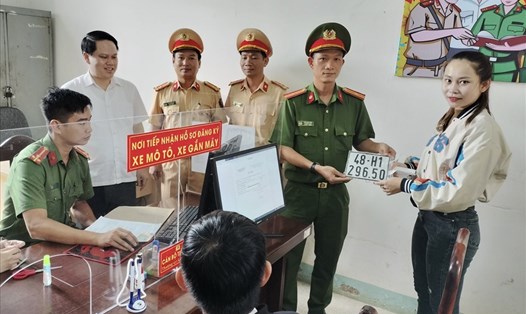 Giám đốc Công an tỉnh Đắk Nông (mặc áo sơ mi trắng) trực tiếp kiểm tra, động viên lực lượng Công an cơ sở trong ngày đầu thực hiện đăng ký, cấp biển số xe cho người dân. Ảnh: Minh Quỳnh