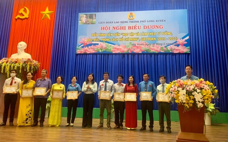 Phó Chủ tịch UBND TP Long Xuyên Võ Thị Xuân Kiều trao tặng Giấy khen cho tập thể điển hình trong Học tập và làm theo tư tưởng đạo đức phong cách Hồ Chí Minh.