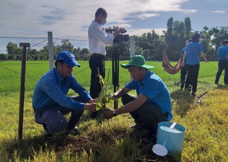 Đoàn viên Công đoàn huyện An Phú (An Giang) tham gia trồng cây xanh.