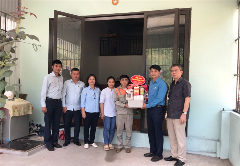 Đoàn công tác của Công đoàn Tổng Công ty Hàng hải Việt Nam tặng quà tại “Mái ấm Công đoàn” của đoàn viên Công ty CP Cảng Quảng Ninh. Ảnh: CĐHH