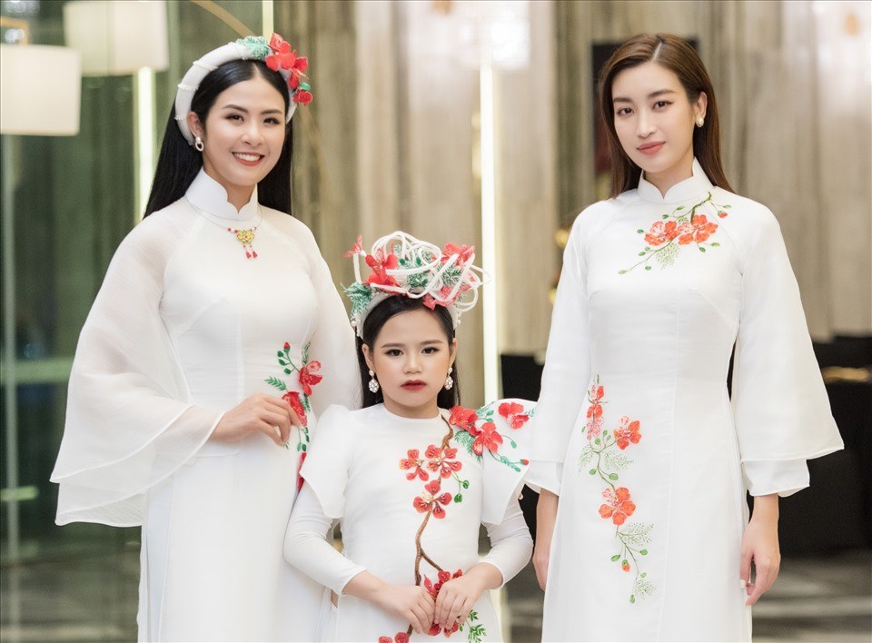 Hoàng Vân bên cạnh Hoa hậu Đỗ Mỹ Linh và Ngọc Hân. Ảnh: NVCC