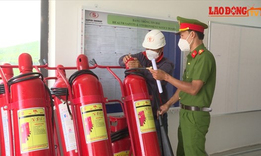 Cảnh sát PCCC và CNCH, Công an tỉnh Phú Yên kiểm tra các bình cứu hỏa để đảm bảo tính chủ động khi có đám cháy xảy ra.