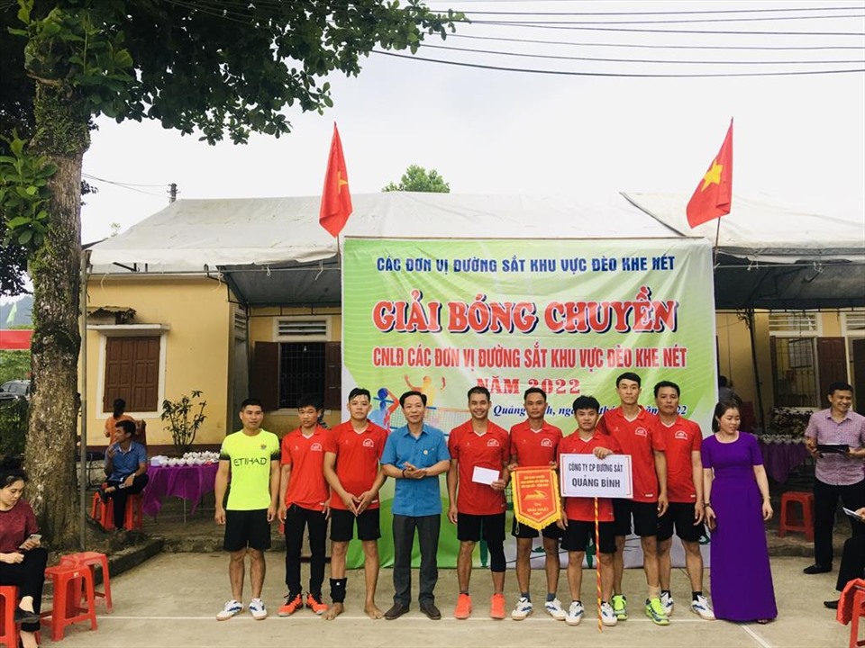 Chủ tịch Công đoàn Đường sắt Việt Nam Mai Thành Phương (thứ tư từ trái sang) trao giải Nhất cho Đội Công ty Cổ phần Đường sắt Quảng Bình. Ảnh: CĐN