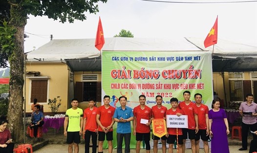 Chủ tịch Công đoàn Đường sắt Việt Nam Mai Thành Phương (thứ tư từ trái sang) trao giải Nhất cho Đội Công ty Cổ phần Đường sắt Quảng Bình. Ảnh: CĐN