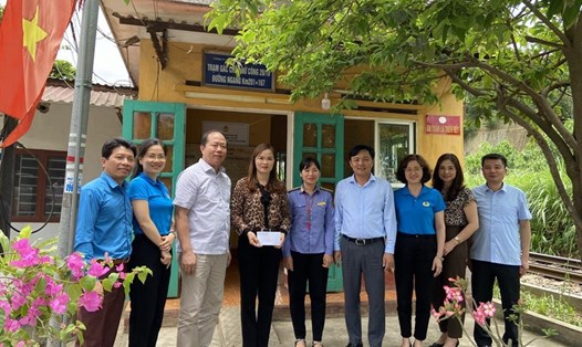 Lãnh đạo Tổng công ty và Công đoàn Đường sắt Việt Nam thăm chắn nữ công tự quản Km 201+ 167. Ảnh: CĐN