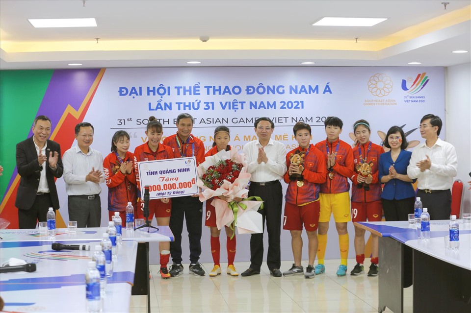 Tuyển nữ Việt Nam được thưởng gần 5 tỉ đồng sau trận chung kết SEA Games 31