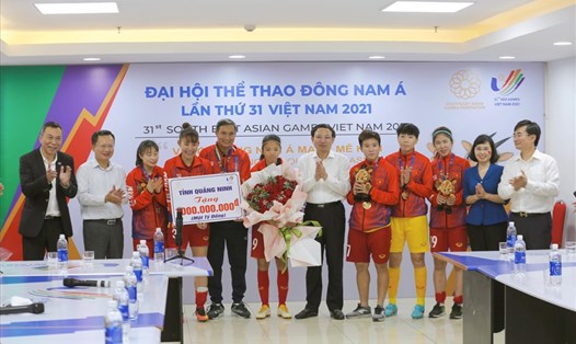 Tuyển nữ Việt Nam nhận thưởng "nóng" từ tỉnh Quảng Ninh sau khi giành huy chương vàng tại SEA Games 31. Ảnh: VFF