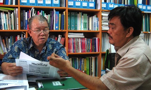 GSTS Võ Tòng Xuân trao đổi cùng nhà báo Lê Thanh Nguyên - Trưởng VPĐD Báo Lao Động tại ĐBSCL - về việc tăng cường hiệu ứng xã hội của phụ trang ĐBSCL năm 2005.