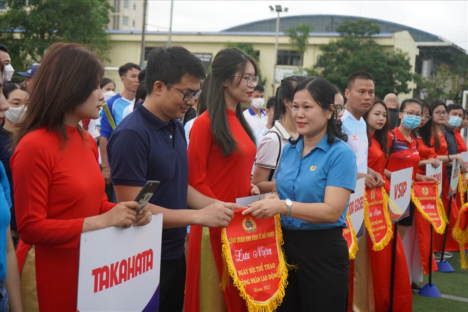 Lãnh đạo Công đoàn Khu kinh tế Hải Phòng tặng cờ lưu niệm cho các đội tuyển tham gia giải bóng đá HEZU CUP 2022. Ảnh: Mai Dung