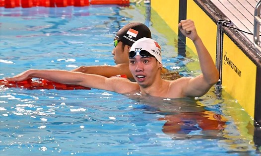 Nguyễn Huy Hoàng là vận động viên đoạt huy chương vàng đầu tiên cho tuyển bơi Việt Nam. Cũng chính anh là người cầm cờ trong lễ khai mạc của đoàn Thể thao Việt Nam. Ảnh: Nguyễn Đăng