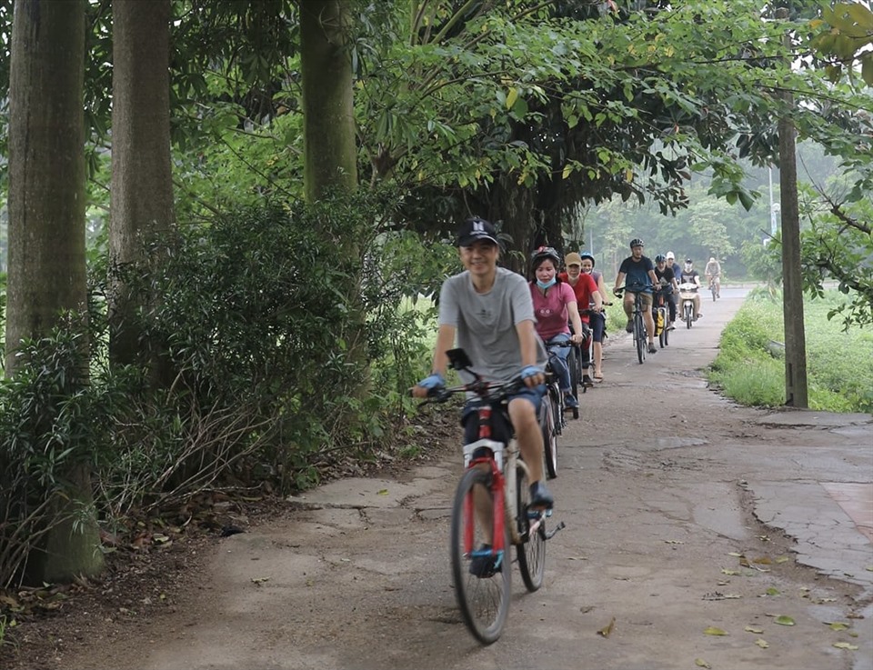 Đạp xe qua các con đường làng để cảm nhận những giá trị khác của cuộc sống. Ảnh: Nguyễn Hương