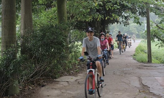 Đạp xe qua các con đường làng để cảm nhận những giá trị khác của cuộc sống. Ảnh: Nguyễn Hương
