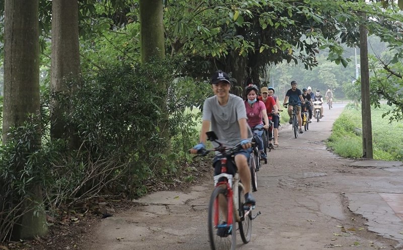 Đạp xe qua các con đường làng để cảm nhận những giá trị khác của cuộc sống. Ảnh: Nguyễn Hương