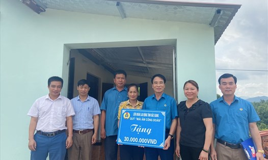Lãnh đạo Liên đoàn Lao động huyện Sơn Động trao hỗ trợ cho gia đình đoàn viên Ly.