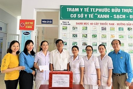 CĐ Y tế Bà Rịa-Vũng Tàu thăm, tặng quà trạm y tế trong Tháng Công nhân 2022