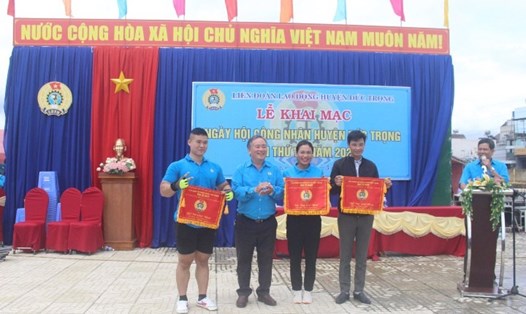 Ông Lưu Văn Lợi, Chủ tịch LĐLĐ huyện Đức Trọng, tỉnh Lâm Đồng, trao cờ giải nhất cho các đoàn tham gia ngày hội công nhân năm 2022. Ảnh: Nguyễn Tường