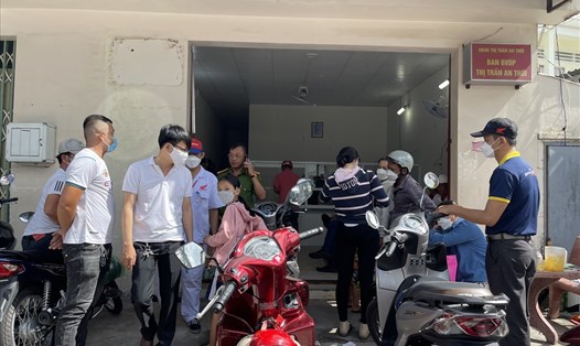 Người dân Phú Quốc đăng ký xe máy tại Công an thị trấn Dương Đông.