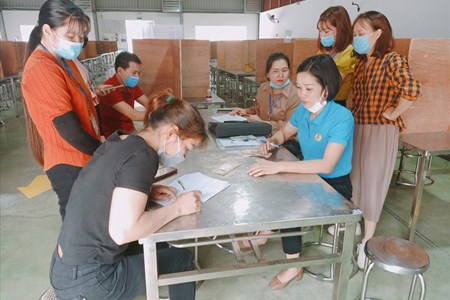 LĐLĐ huyện Hàm Yên tiếp tục trao hỗ trợ cho đoàn viên mắc COVID-19