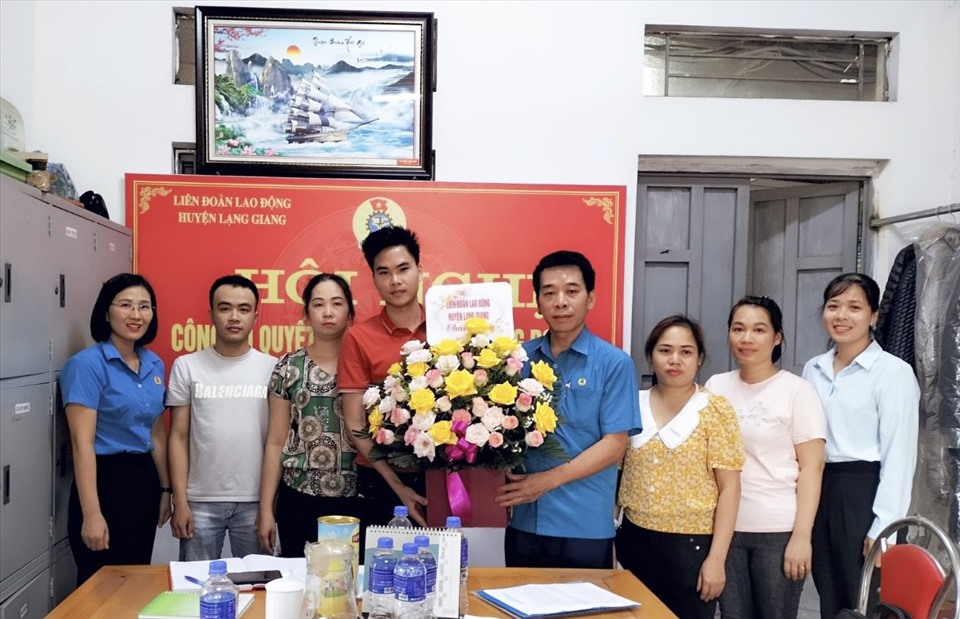 Lãnh đạo Liên đoàn Lao động huyện Lạng Giang tặng hoa Ban chấp hành lâm thời Công đoàn Công ty cổ phần may Thành An Bắc Giang.