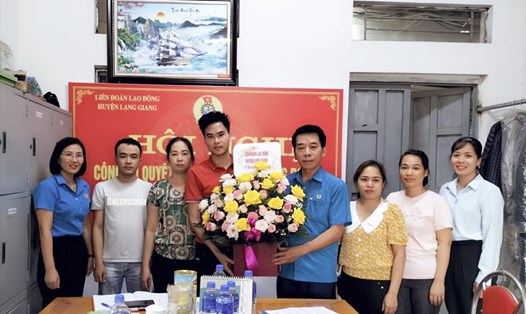 Lãnh đạo Liên đoàn Lao động huyện Lạng Giang tặng hoa Ban chấp hành lâm thời Công đoàn Công ty cổ phần may Thành An Bắc Giang.