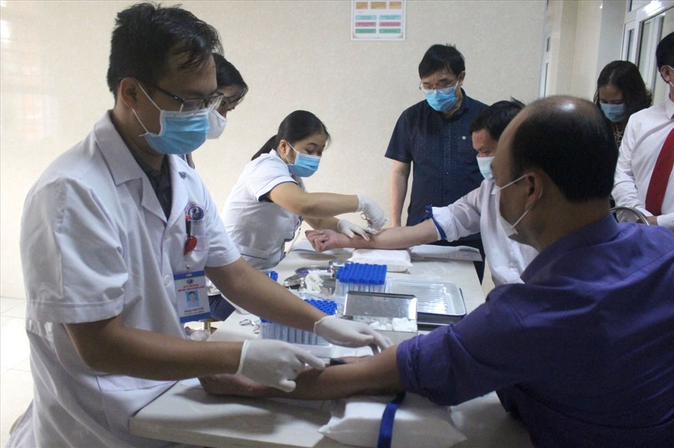 Các y, bác sĩ của Bệnh viện Y dược cổ truyền và Phục hồi chức năng tỉnh khám, tư vấn sức khỏe cho đoàn viên và người lao động. Ảnh CĐGD