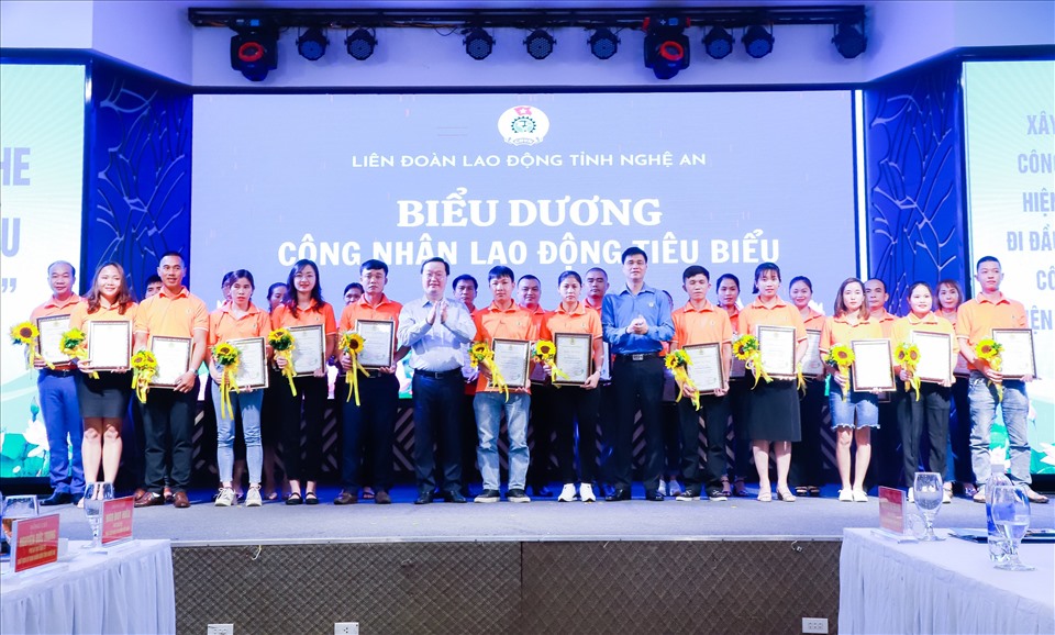 Phó Chủ tịch Tổng LĐLĐ Việt Nam Ngọ Duy Hiểu và lãnh đạo tỉnh Nghệ An biểu dương công nhân xuất sắc, tiêu biểu. Ảnh: Quang Đại