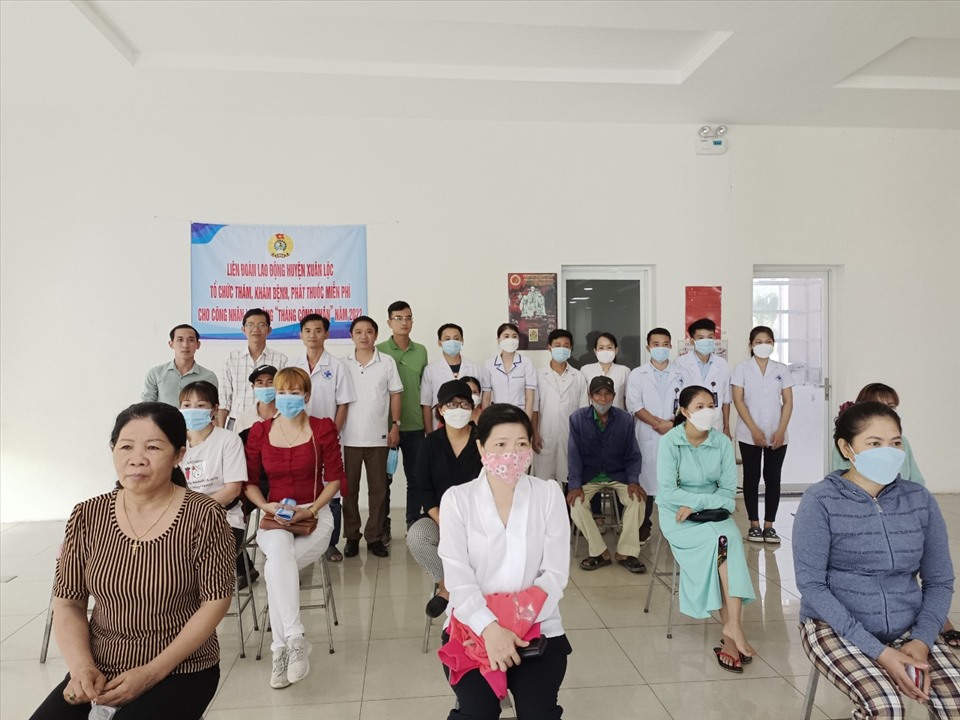LĐLĐ huyện Xuân Lộc phối hợp tổ chức khám, cấp thuốc miễn phí cho 100 công nhân trong Tháng Công nhân. Ảnh: Hà Anh Chiến