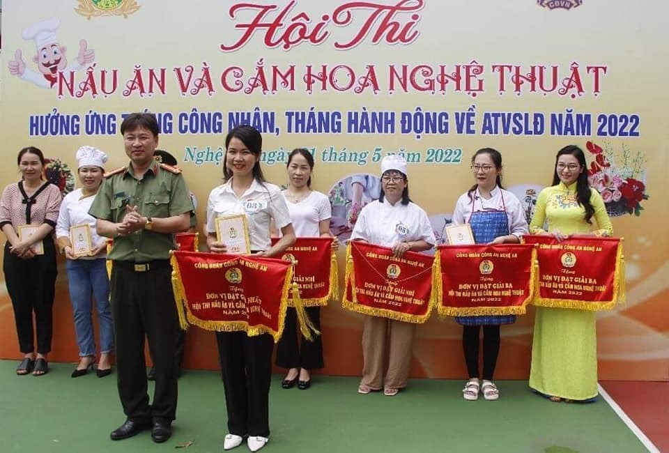 Ban tổ chức đã trao giải Nhất cho Đội thi số 03 (Công đoàn Phòng Cảnh sát Phòng cháy chữa cháy và cứu nạn, cứu hộ). Ảnh: CĐ CA tỉnh Nghệ An.