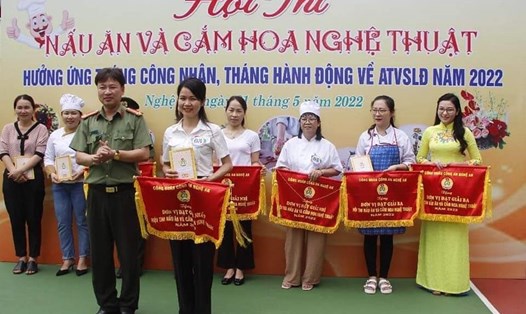Ban tổ chức đã trao giải Nhất cho Đội thi số 03 (Công đoàn Phòng Cảnh sát Phòng cháy chữa cháy và cứu nạn, cứu hộ). Ảnh: CĐ CA tỉnh Nghệ An.