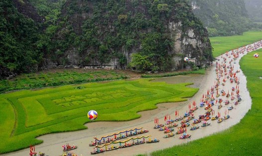Các đại biểu tham gia trải nghiệm sản phẩm cánh đồng lúa Tam Cốc trên dòng sông Ngô Đồng - một trong 5 cánh đồng lúa đẹp nhất Việt Nam, nhân sự kiện Tuần Du lịch Ninh Bình năm 2022. Ảnh: NT