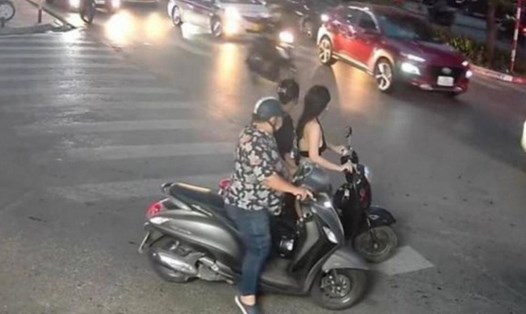 Việc người đàn ông sàm sỡ cô gái cầm lái chiếc xe máy được camera an ninh ghi lại. Ảnh cắt từ clip