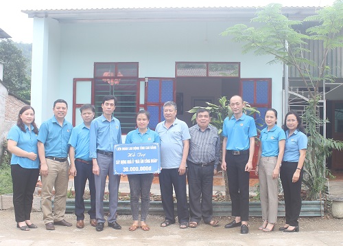 Lãnh đạo LĐLĐ tỉnh Cao Bằng trao kinh phí hỗ trợ xây nhà “Mái ấm Công đoàn” cho đoàn viên tại huyện Nguyên Bình. Ảnh: ĐVCC.