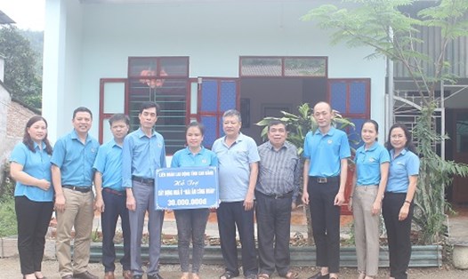 Lãnh đạo LĐLĐ tỉnh Cao Bằng trao kinh phí hỗ trợ xây nhà “Mái ấm Công đoàn” cho đoàn viên tại huyện Nguyên Bình. Ảnh: ĐVCC.