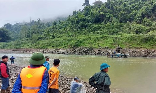 Lực lượng chức năng huyện Bắc Mê tích cực tìm kiếm 2 vợ chồng mất tích trên sông Gâm.