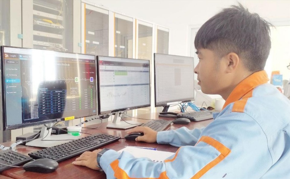 Anh Hồ Xuân Sử - Phó Trưởng Phòng Bảo trì cụm Nhà máy điện Solar Park 1, 2, 3, 4, tích cực tham gia phong trào thi đua “LĐ giỏi, LĐ sáng tạo”. Ảnh: An Long
