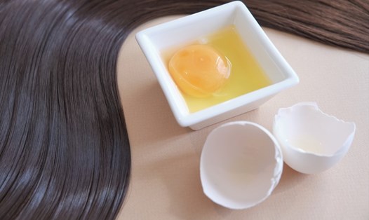 Thường xuyên dưỡng tóc bằng mặt nạ trứng gà sẽ mang đến hiệu quả bất ngờ. Ảnh: Xinhua