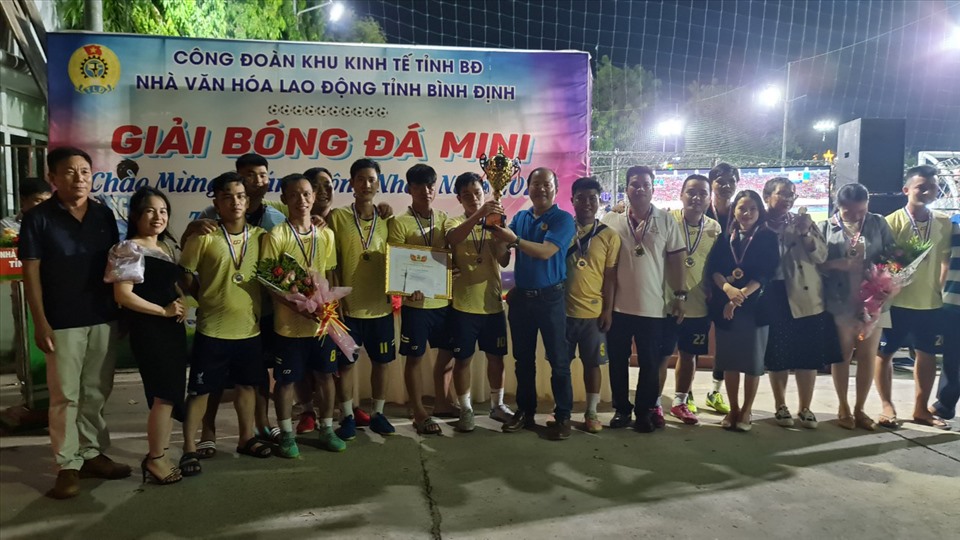 Ông Lê Từ Bình trao Cúp vô địch cho đội CĐCS Công ty TNHH MTV Tôn Hoa Sen Nhơn Hội – Bình Định. Ảnh: Phúc Trầm