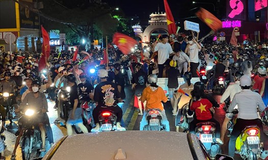 Dù trời mưa kéo dài nhưng người dân TP Rạch Giá vẫn xuyên đêm ăn mừng chiến thắng của đội tuyển U23 Việt Nam. Ảnh: PV