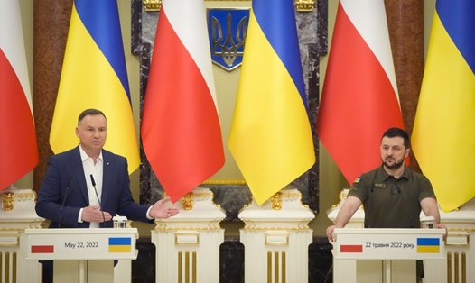 Tổng thống Ukraina Volodymyr Zelensky (phải) và Tổng thống Ba Lan Andrzej Duda họp báo chung ở Kiev, Ukraina, ngày 22.5.2022. Ảnh: AP