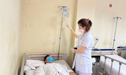 Người bệnh được chăm sóc tại khoa Phẫu thuật Gan mật- Bệnh viện Hữu nghị Việt- Đức. Ảnh: BVCC