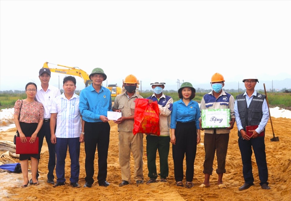 Ông Trần Anh Tuấn - Chủ tịch CĐ ngành GTVT Quảng Bình thăm hỏi, tặng quà cho các công nhân đang làm việc trên địa bàn. Ảnh: H.L