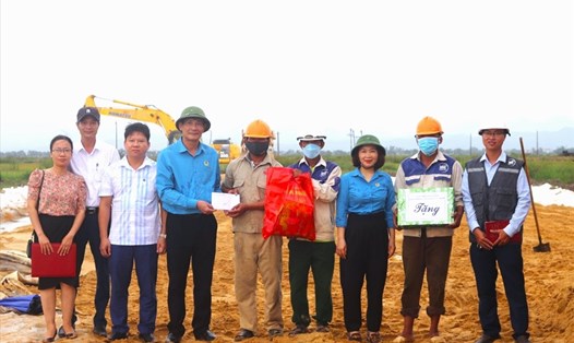 Ông Trần Anh Tuấn - Chủ tịch CĐ ngành GTVT Quảng Bình thăm hỏi, tặng quà cho các công nhân đang làm việc trên địa bàn. Ảnh: H.L