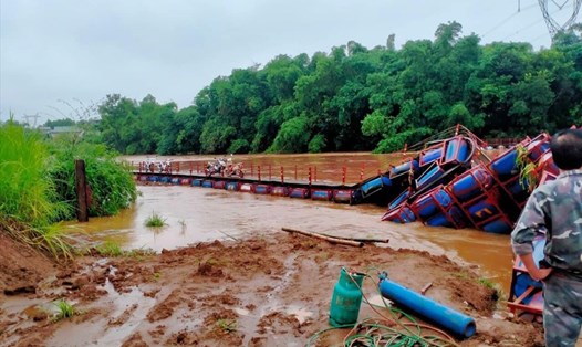 Cây cầu phao trên sông Bưởi, đoạn qua huyện Lạc Sơn, tỉnh Hoà Bình đã bị đứt gãy do mưa lũ. Ảnh: CTV