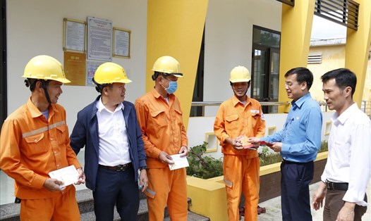 Cán bộ Công đoàn Điện lực Việt Nam tặng quà cho người lao động đơn vị vùng sâu, vùng xa, các công trình trọng điểm. Ảnh: CĐĐL