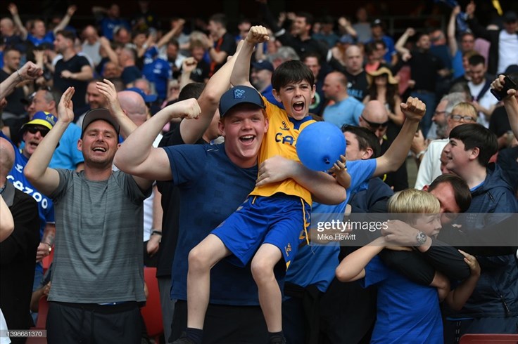 Cổ động viên Everton hả hê khi Liverpool tuột chức vô địch Cổ động viên Everton hả hê khi Liverpool tuột chức vô địch