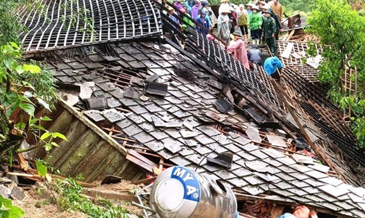 Mưa lớn kéo dài làm sập 1 nhà dân và gây thiệt hại nhiều tài sản của nhân dân tỉnh Hà Giang.