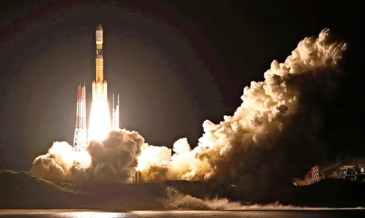 Tên lửa mang theo tàu tiếp tế của Cơ quan Nghiên cứu và Phát triển Hàng không vũ trụ Nhật Bản (JAXA) được phóng từ Trung tâm Vũ trụ Tanegashima, miền nam Nhật Bản, hồi năm 2019. Ảnh: Kyodo