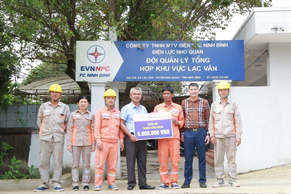 Công đoàn trao hỗ trợ cho người lao động. Ảnh: CĐĐL
