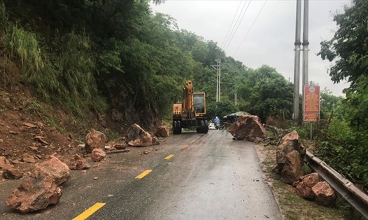 Cận cảnh lở đá trên Quốc Lộ 37, đoạn qua  xã Tường Phù, huyện Phù Yên, tỉnh Sơn La gây ách tắc giao thông. Ảnh: ĐVCC
